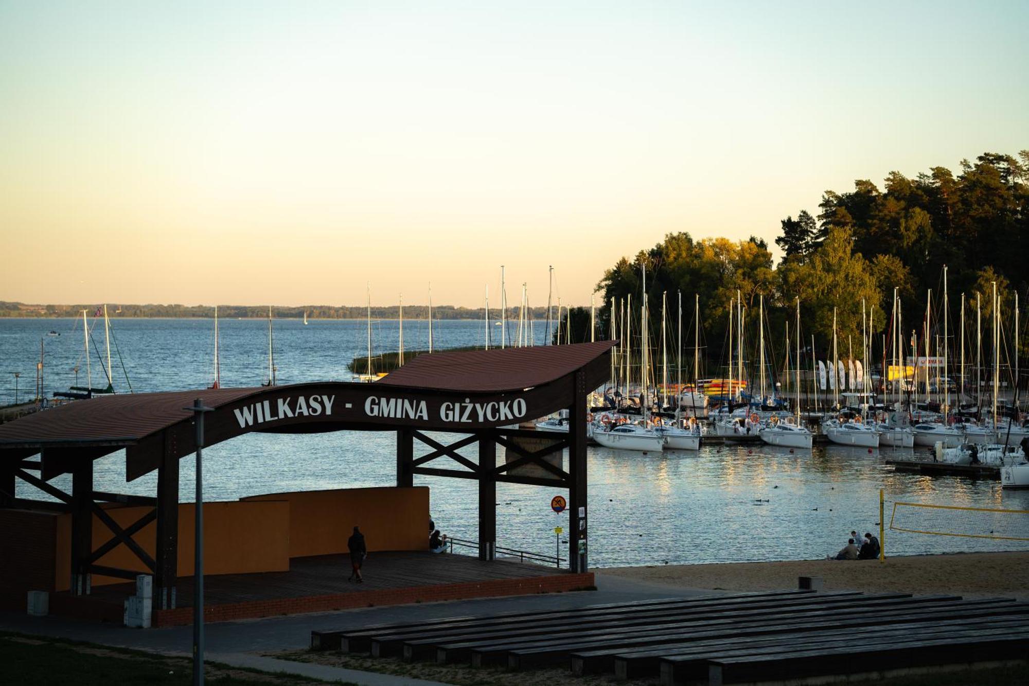 Yacht Apartments Wilkasy Eksteriør bilde