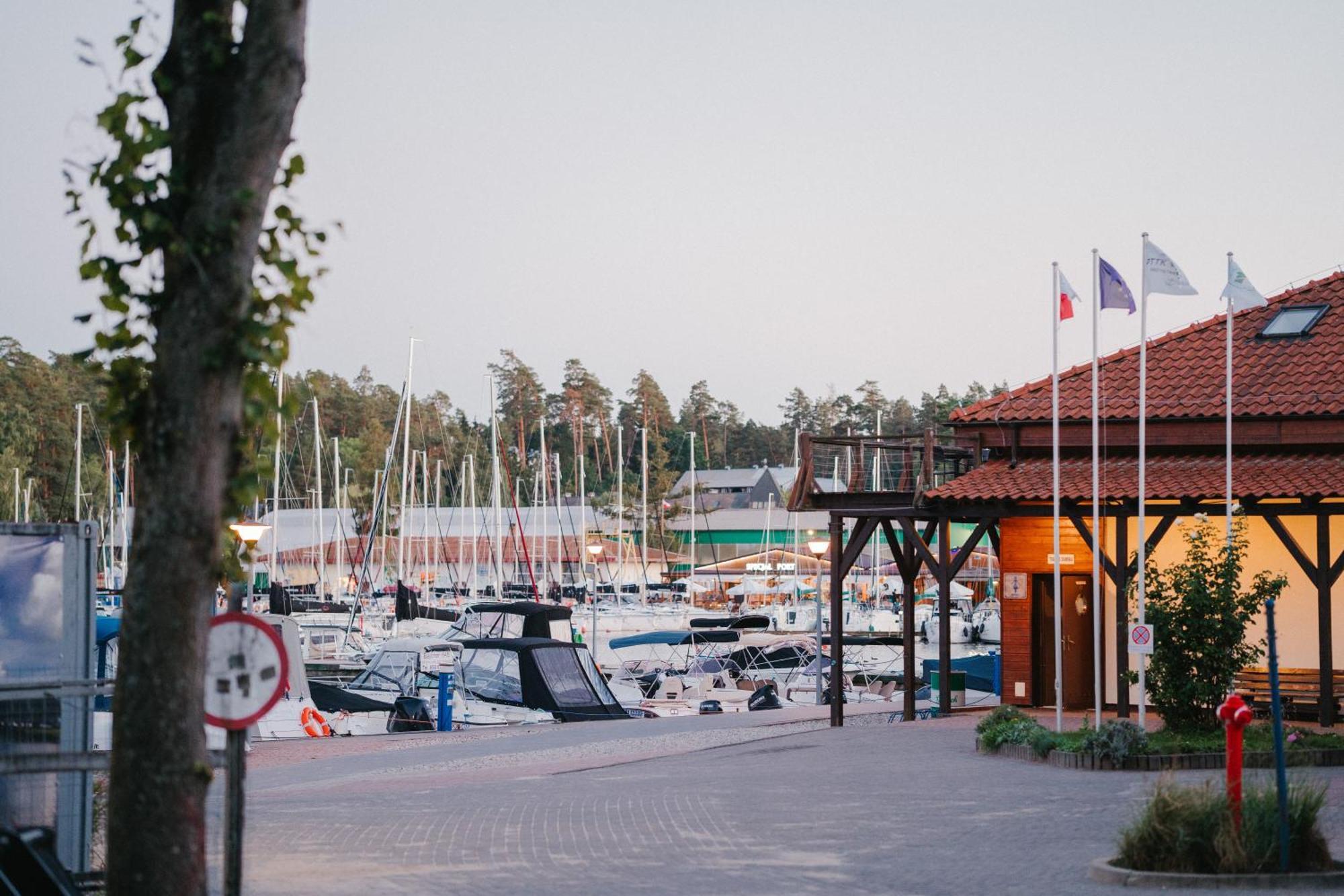 Yacht Apartments Wilkasy Eksteriør bilde